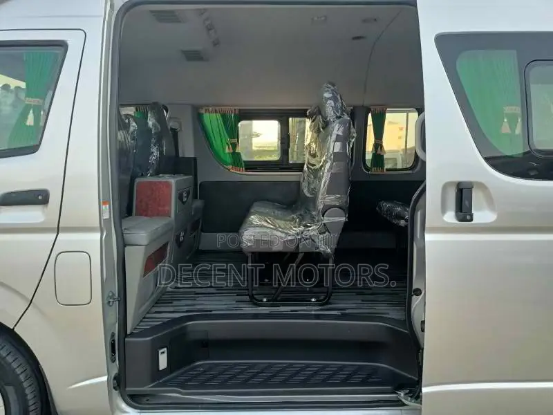 Toyota HiAce 2018 Silver