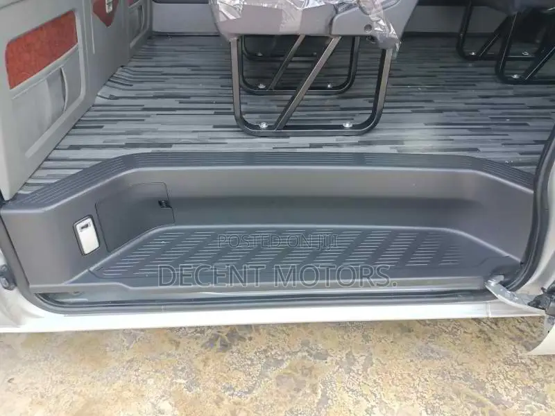 Toyota HiAce 2018 Silver