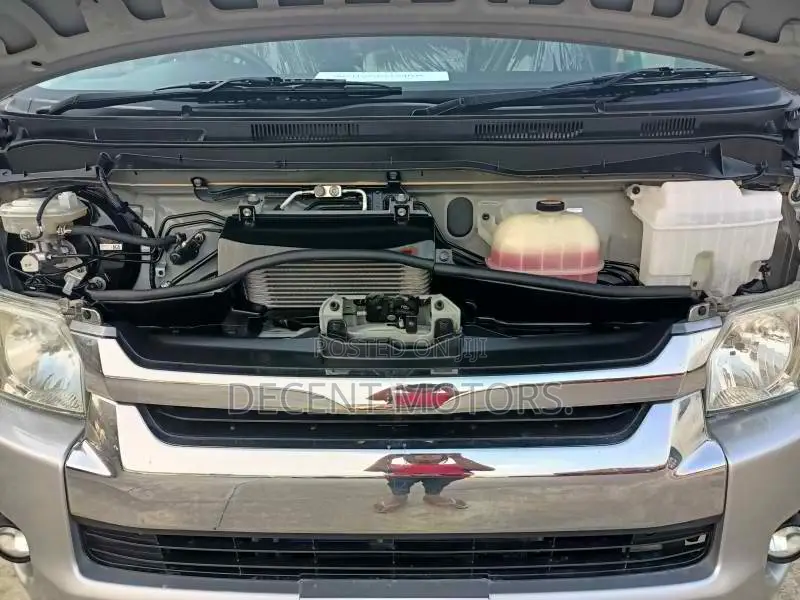 Toyota HiAce 2018 Silver