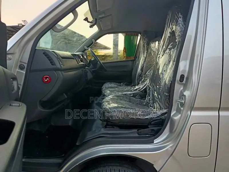 Toyota HiAce 2018 Silver