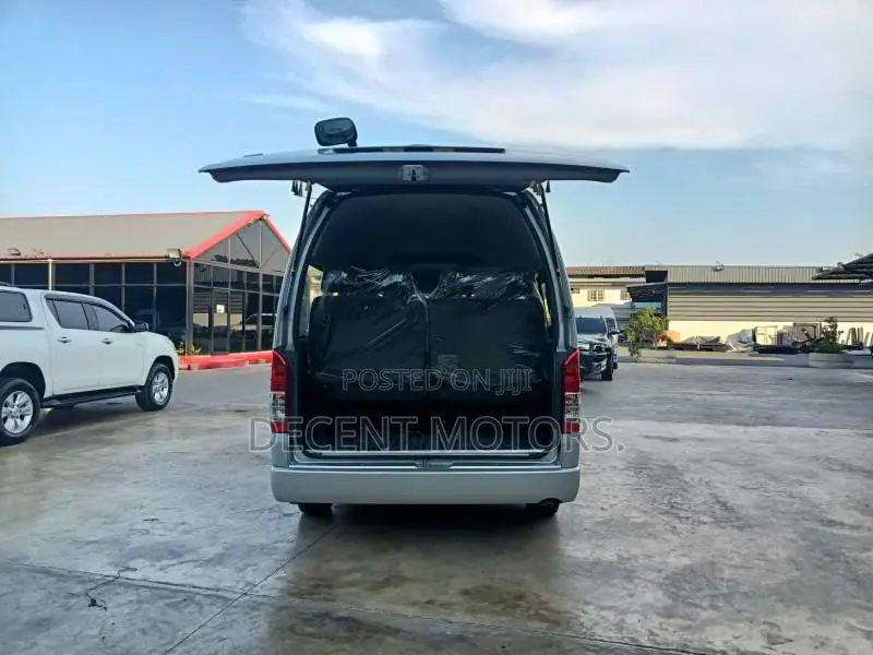 Toyota HiAce 2018 Silver