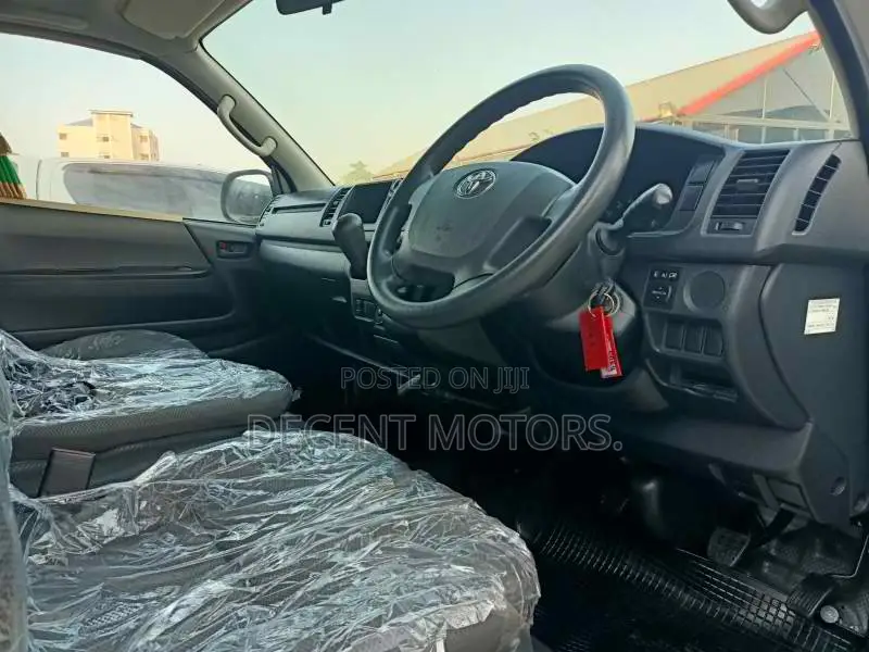 Toyota HiAce 2018 Silver