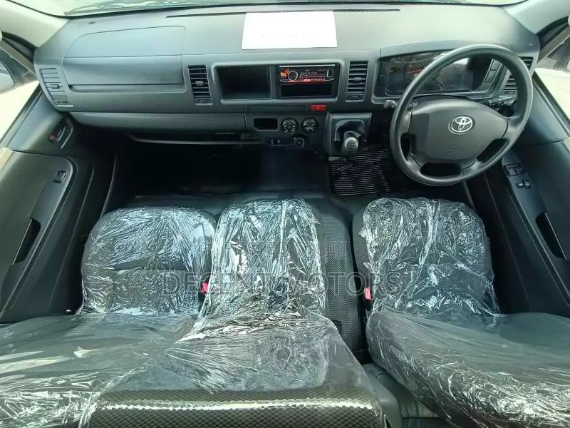 Toyota HiAce 2018 Silver