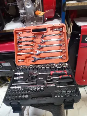 82pieces 1/4" 1/2" Socket Toolkit