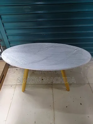 Oval Coffee Table. White.