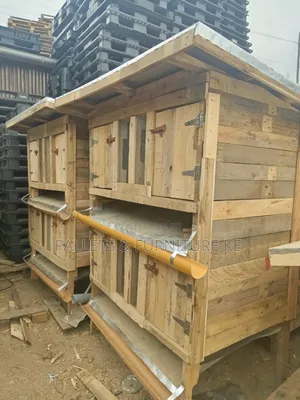 Self Cleaning Chicken House 0877