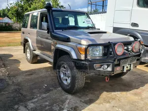 Toyota Land Cruiser 4.5 V8 TD 2018 Gold