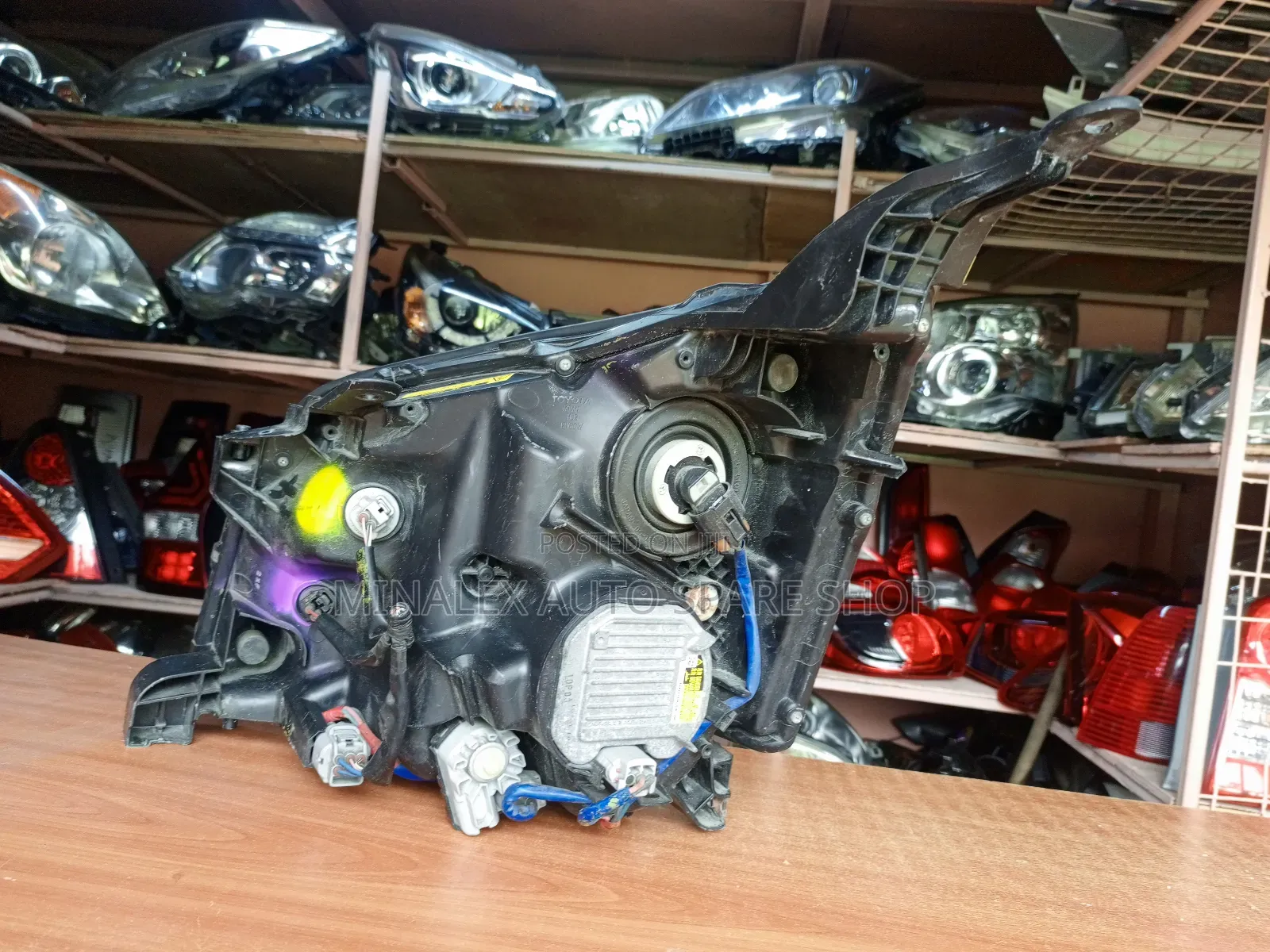 Noah 2013 RHS Zenon Headlight Complete With Computer$Bulbs