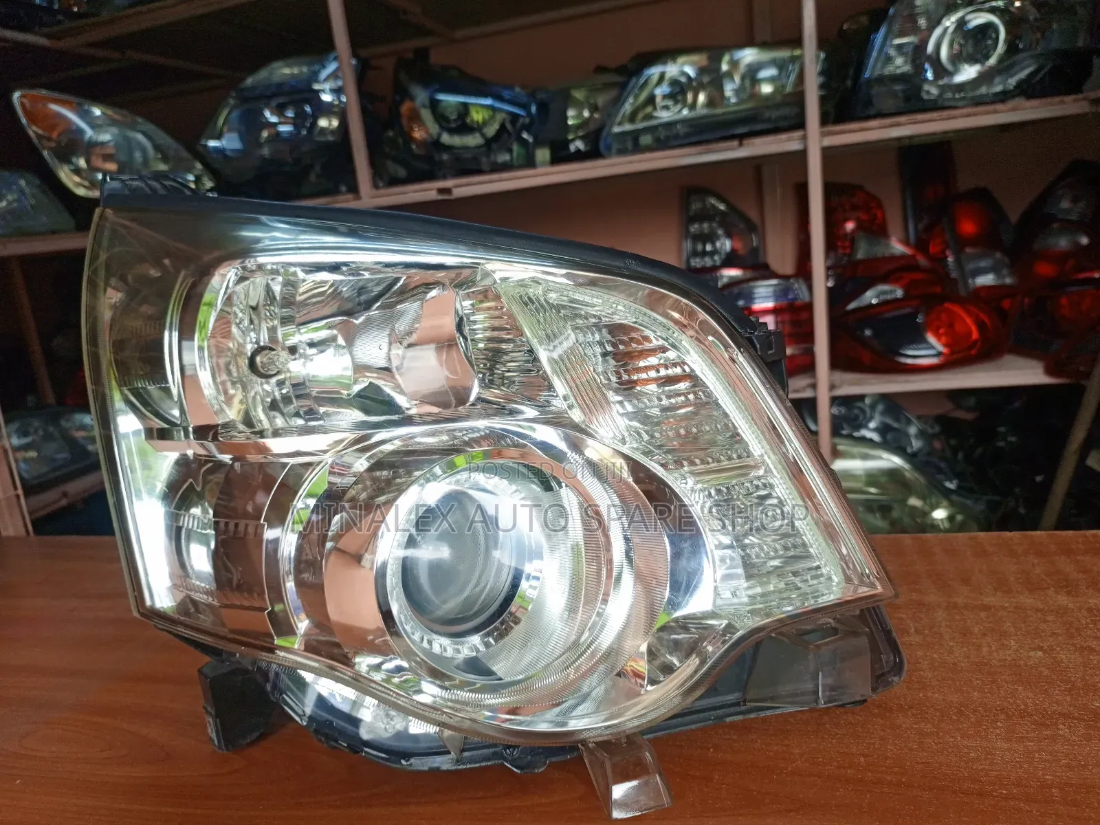 Noah 2013 RHS Zenon Headlight Complete With Computer$Bulbs