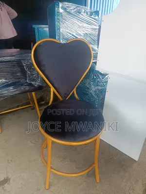 Black and Gold, Manicure Love Seat