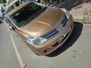 Nissan Tiida 2011 Gold