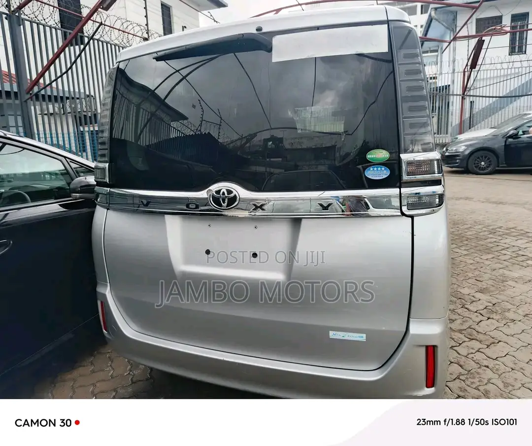 Toyota Voxy 2017 Silver
