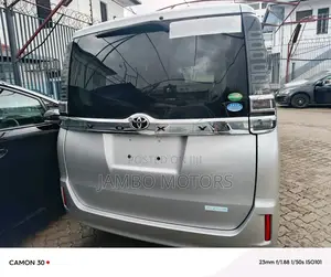 Toyota Voxy 2017 Silver
