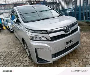 Toyota Voxy 2017 Silver