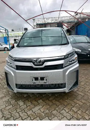 Toyota Voxy 2017 Silver