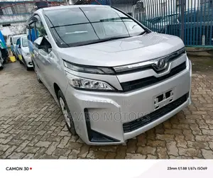 Toyota Voxy 2017 Silver