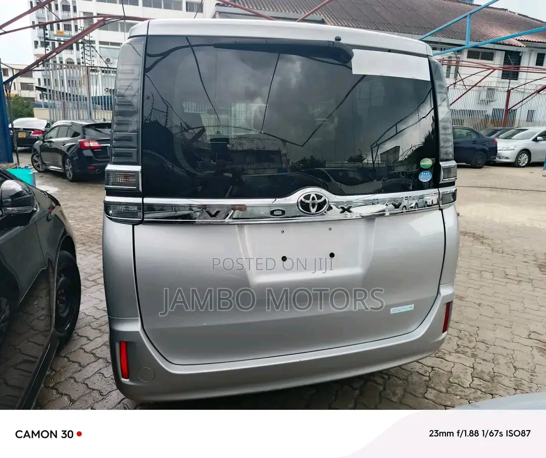 Toyota Voxy 2017 Silver
