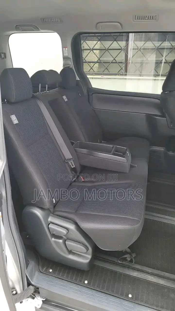 Toyota Voxy 2017 Silver