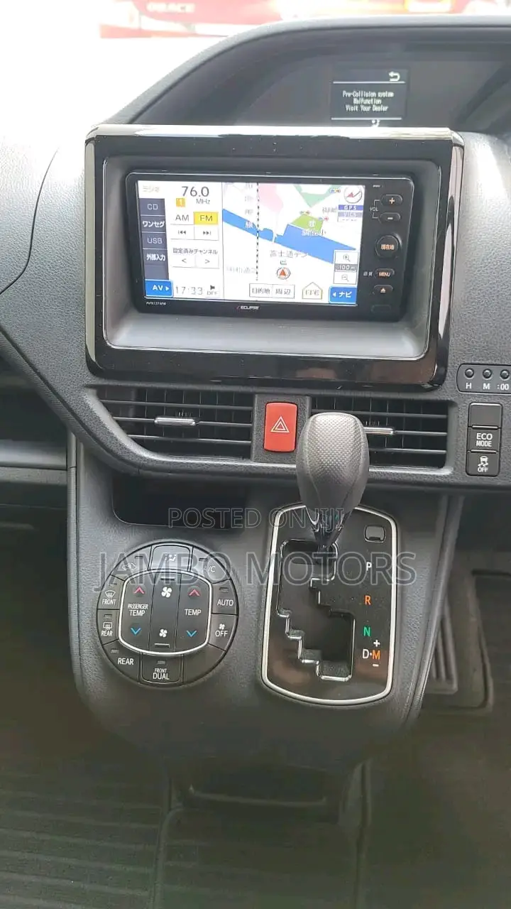 Toyota Voxy 2017 Silver