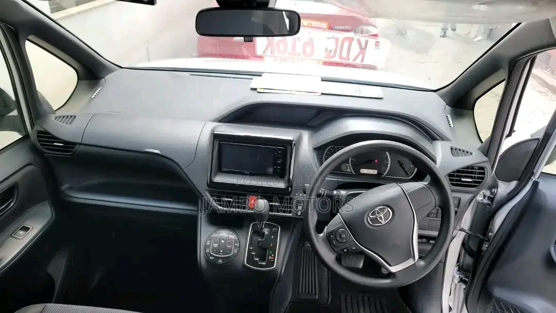 Toyota Voxy 2017 Silver