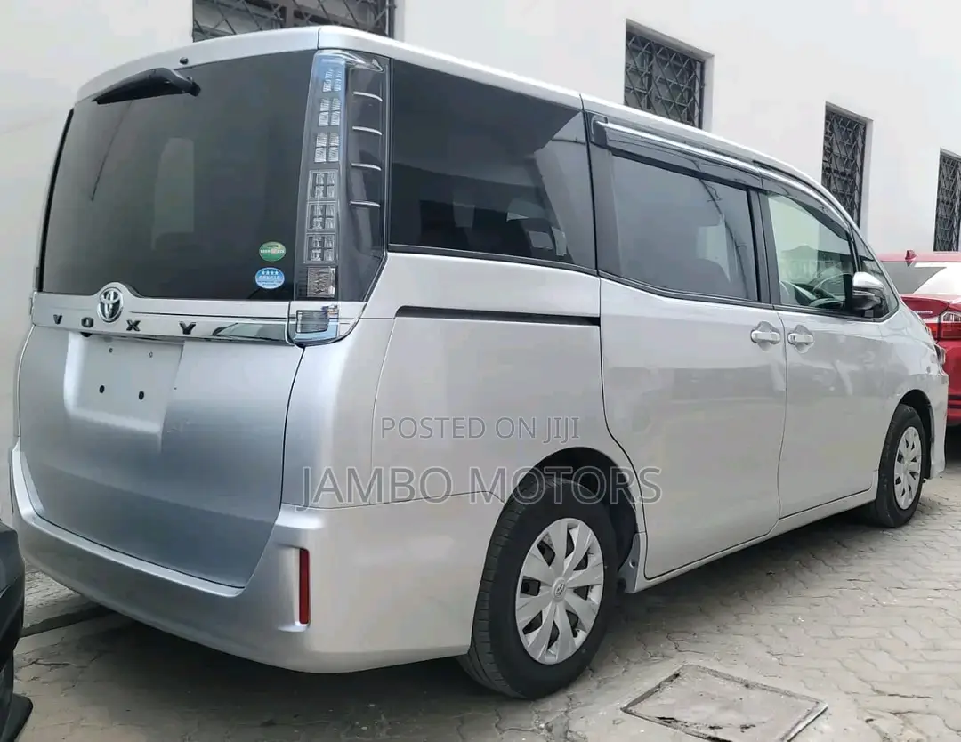 Toyota Voxy 2017 Silver