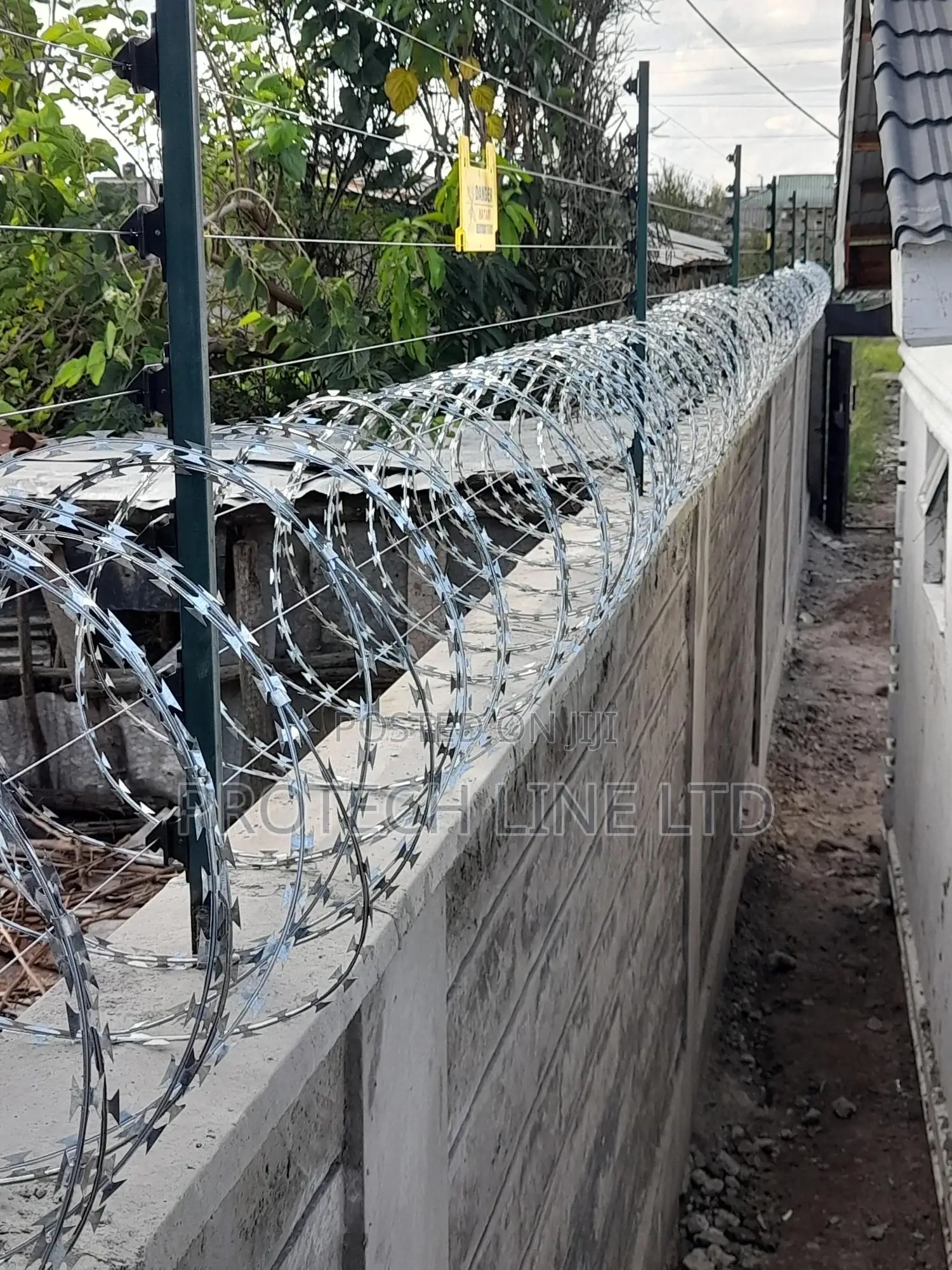 Electric Fencing With Razor Barbed Wire