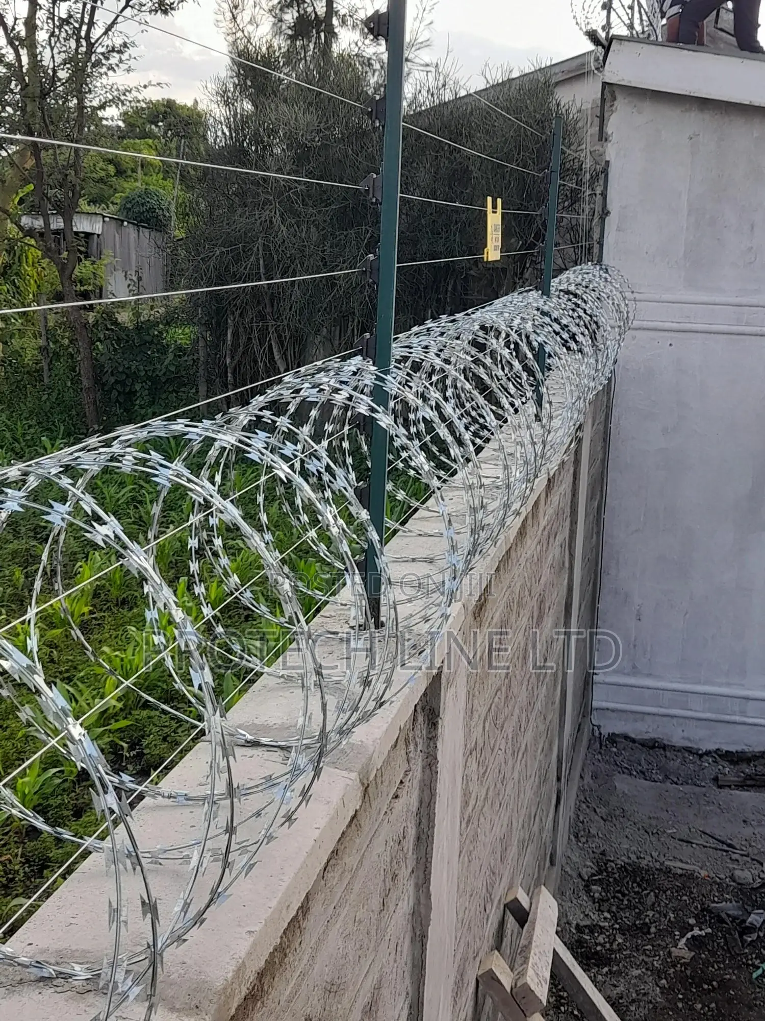 Electric Fencing With Razor Barbed Wire