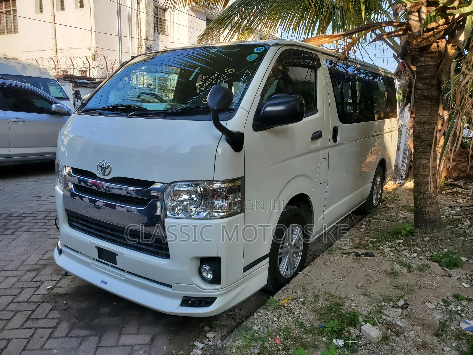 Toyota Regius 2017 White