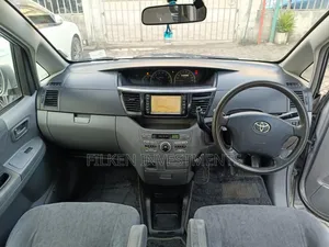 Toyota Voxy 2002 Silver
