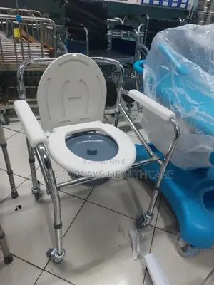 Commode Chair Foldable With Castors 696*