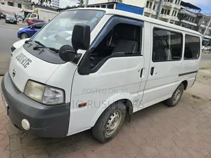 Nissan Caravan (Urvan) 2017 White