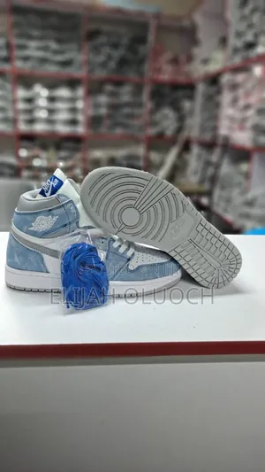 Jordan 1 Hyper Royal