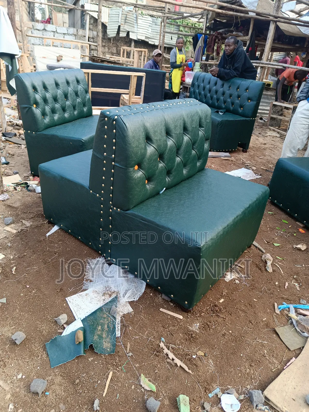 Back to Back, Restaurant Jungle Green Couch