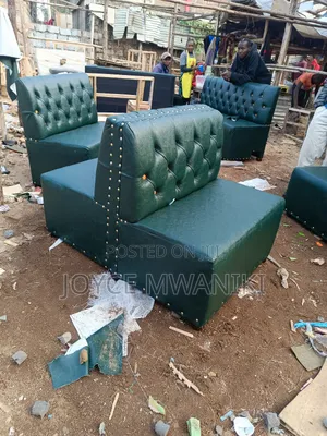 Back to Back, Restaurant Jungle Green Couch
