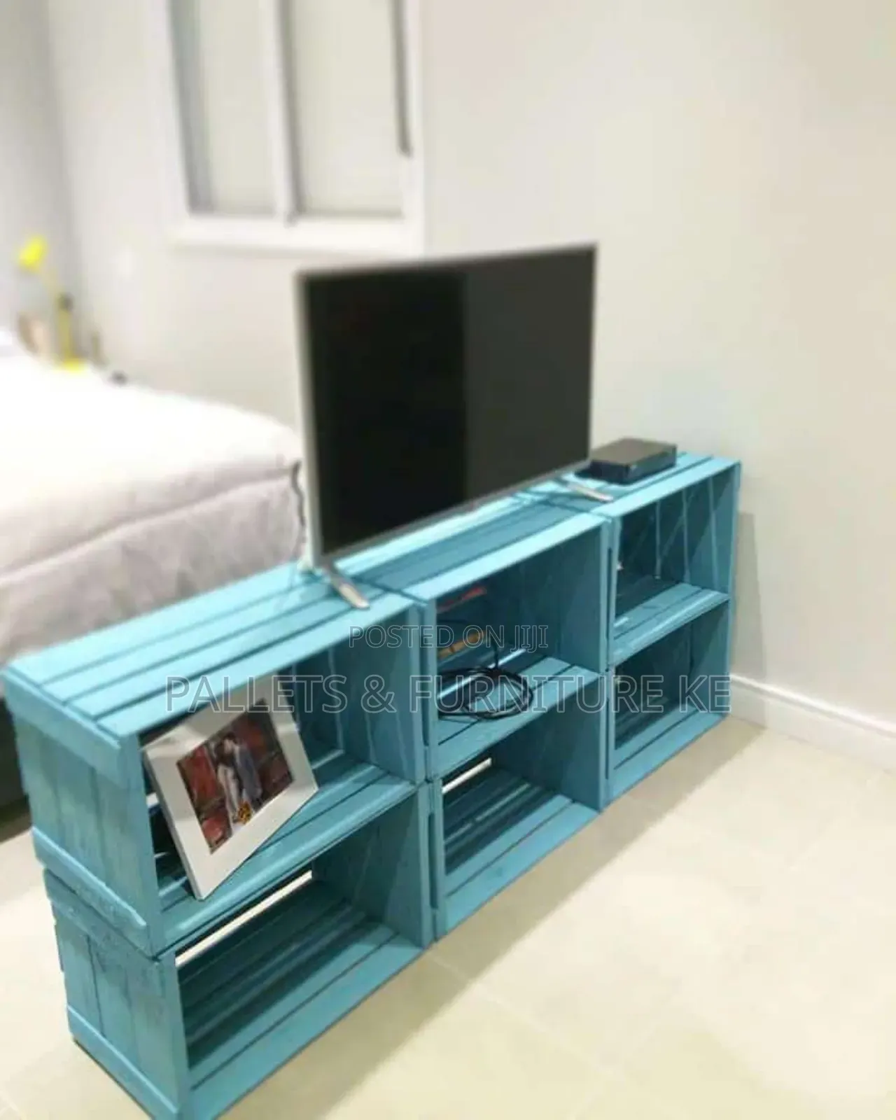 Blue Pallet TV Holder.