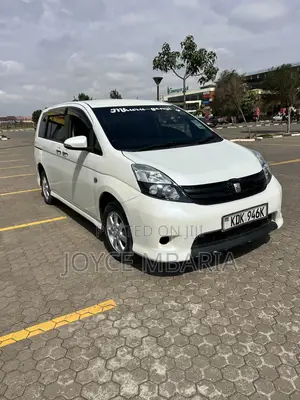Toyota ISIS 2016 White