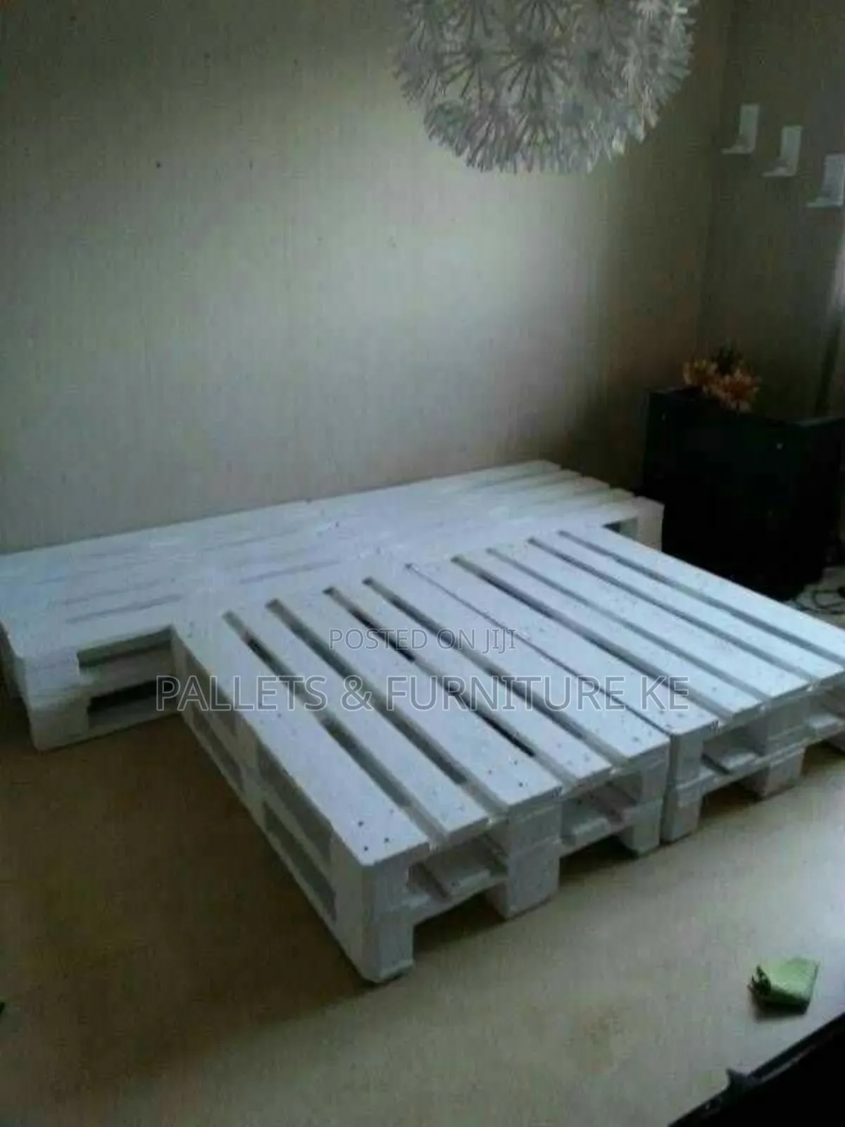 White Pallet Bed 087