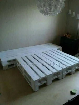 White Pallet Bed 087