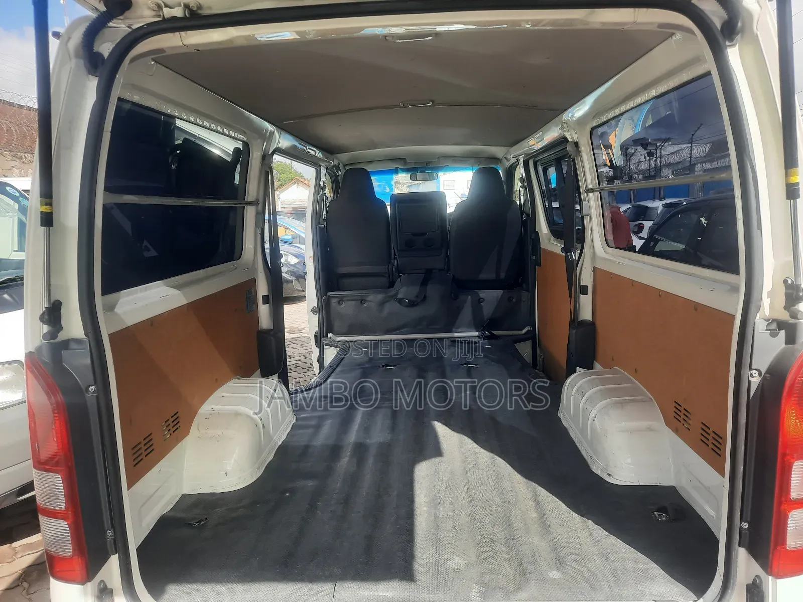Toyota HiAce 2017 White