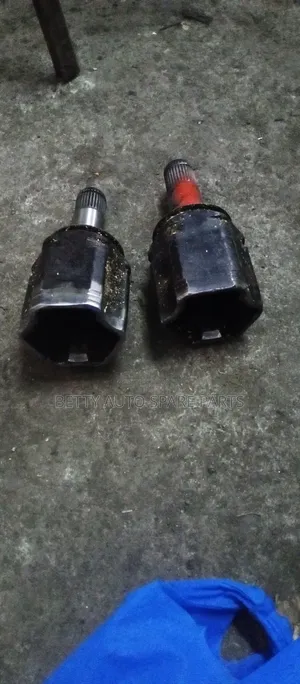 Toyota Hilux Vigo 4 Wd Drive Shaft ( Caps)