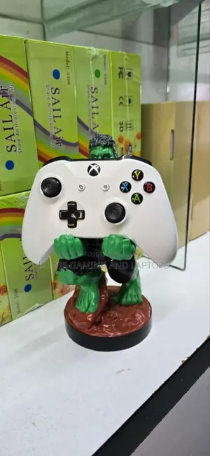 Pad Holding Statue Hulk