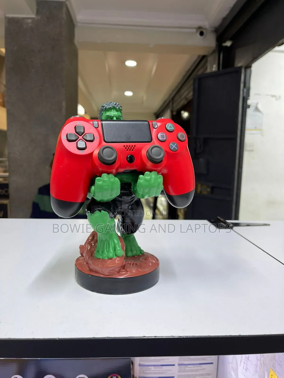 Pad Holding Statue Hulk