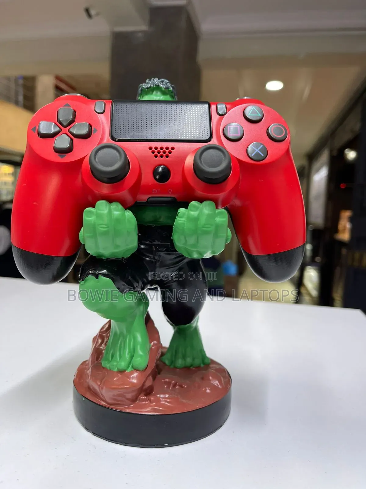 Pad Holding Statue Hulk