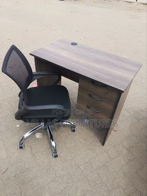 Swivel Mesh Chair and Office Desk