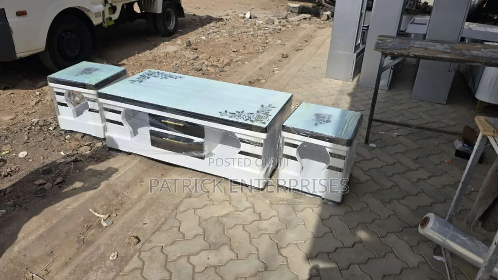 Modern Coffee Table With Two Stools