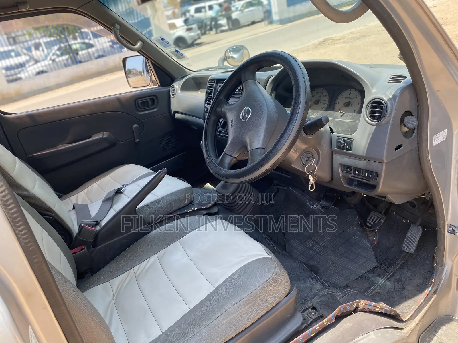 Nissan Caravan (Urvan) 2000 Silver