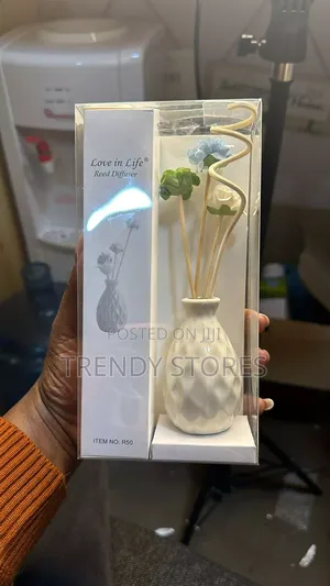 White Ceramic Vase Diffuser With Flower