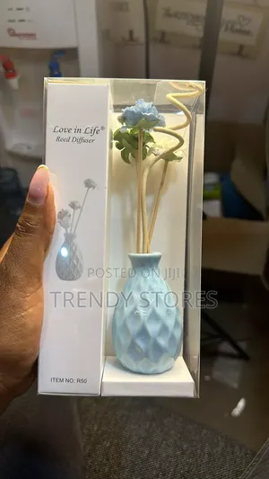 Blue Ceramic Vase Diffuser With Flower