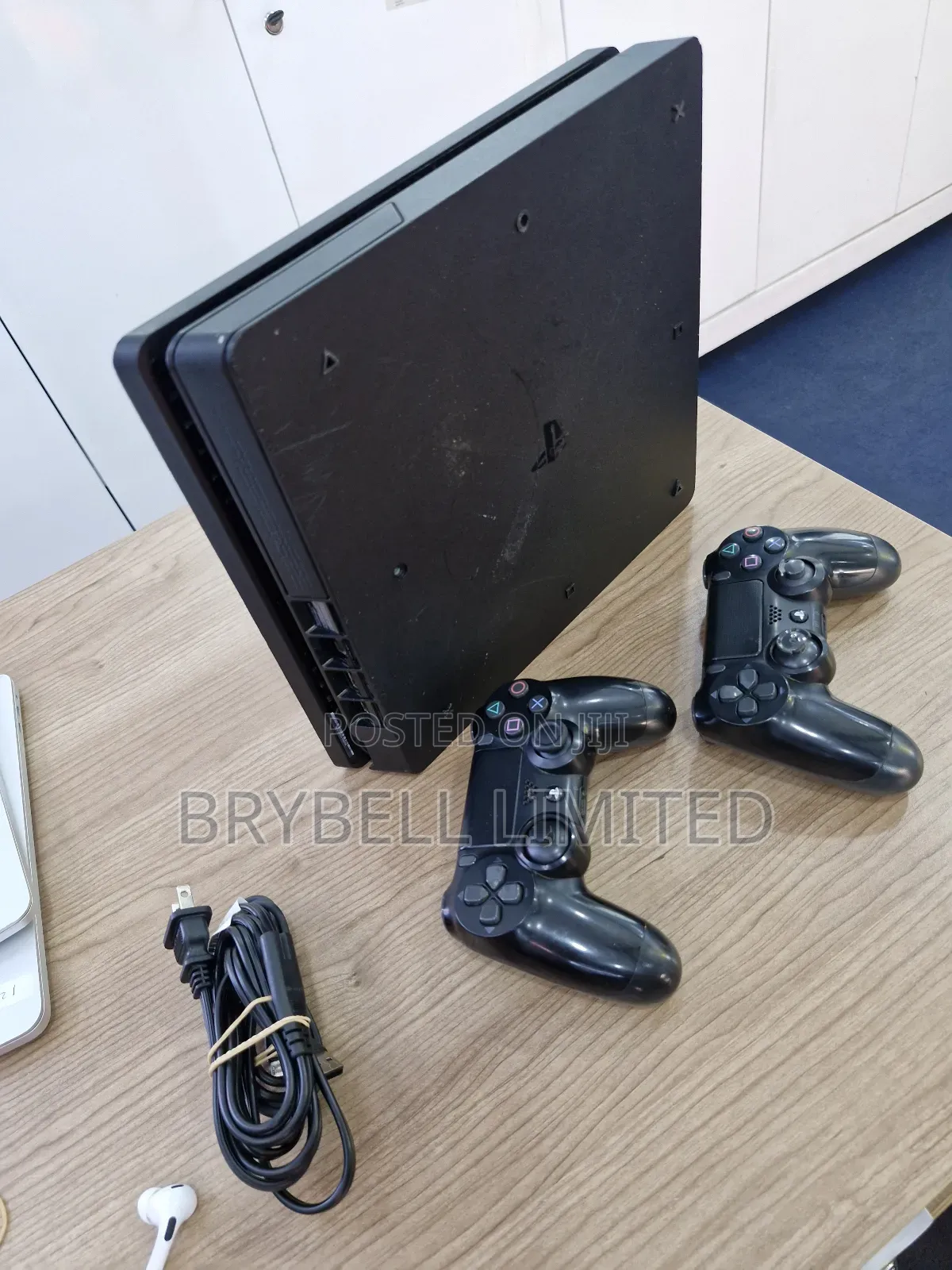 Ps4 Slim With 2 Game Controllers (Pads]