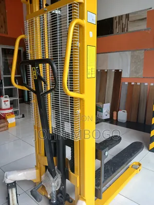 Hydraulic Manual Stacker . 2t